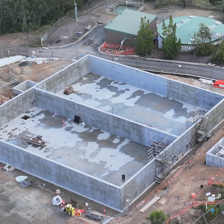 Liquid-retaining structures